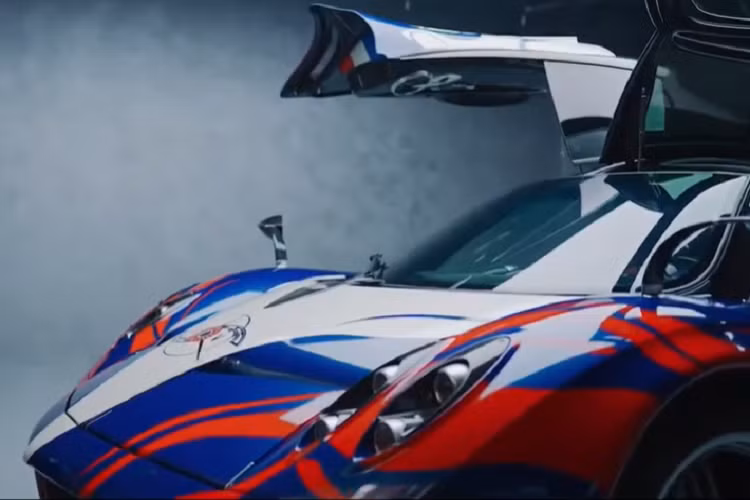 Những hình ảnh cũng như video quay lại cho thấy, garage để xe của Cường Đô la được đặt 1 tấm kính lớn để trên trần giúp hầm đỗ xe có ánh sáng tự nhiên, hay còn được nhiều người đùa là giếng trời. Một số người yêu xe đang chờ video hoàn chỉnh để xem chủ nhà có xuất hiện và cảnh cầu nâng vận chuyển xe Pagani Huayra xuống hầm đỗ xe sẽ rất thú vị.