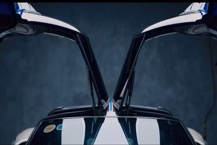 "Trái tim" này trên mẫu xe được mệnh danh là "thần gió" sẽ kết hợp cùng hộp số tuần tự 7 cấp với ly hợp đơn, nhờ đó, xe hypercar Pagani Huayra của Minh "Nhựa" chỉ mất khoảng 2,8 giây để có thể tăng tốc từ vị trí đứng yên lên 100 km/h trước khi đạt vận tốc tối đa 370 km/h.