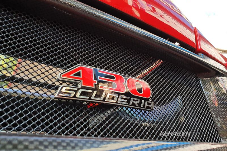 So với F430 tiêu chuẩn, Ferrari F430 Scuderia không có nhiều khác biệt về thiết kế nhưng lại nhẹ hơn tới 100 kg và mạnh mẽ hơn.