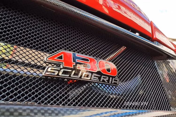 So với F430 tiêu chuẩn, Ferrari F430 Scuderia không có nhiều khác biệt về thiết kế nhưng lại nhẹ hơn tới 100 kg và mạnh mẽ hơn.
