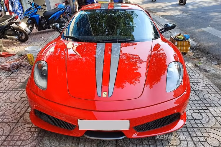 Việt Nam có tổng cộng 2 chiếc F430 Scuderia màu đỏ nhưng có thể dễ dàng phân biệt nhờ chi tiết sọc kép kéo dài từ nắp ca-pô cho tới phía sau xe, chiếc trong bài có sọc màu xám trong khi chiếc còn lại sở hữu sọc màu vàng.