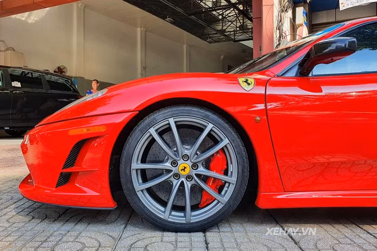 Ra mắt thế giới vào năm 2007, Ferrari F430 Scuderia là một trong những mẫu xe đình đám nhất thế giới ở thời điểm đó, nó cạnh tranh trực tiếp với đối thủ Lamborghini Gallardo Superleggera.