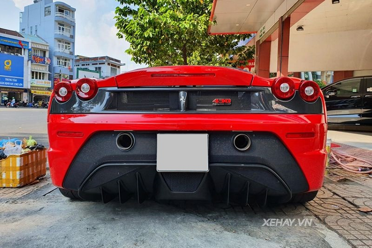 Nước sơn siêu xe Ferrari F430 Scuderia màu đỏ này trông vẫn rất bóng bẩy, các la-zăng và lốp không hề thấy dấu hiệu của sự di chuyển nhiều, hệ thống đèn chiếu sáng được chăm sóc kỹ càng, da bọc ghế được làm sạch làm mới thường xuyên và vô lăng thậm chí còn đang được bọc ni-lông để giữ cho mới.