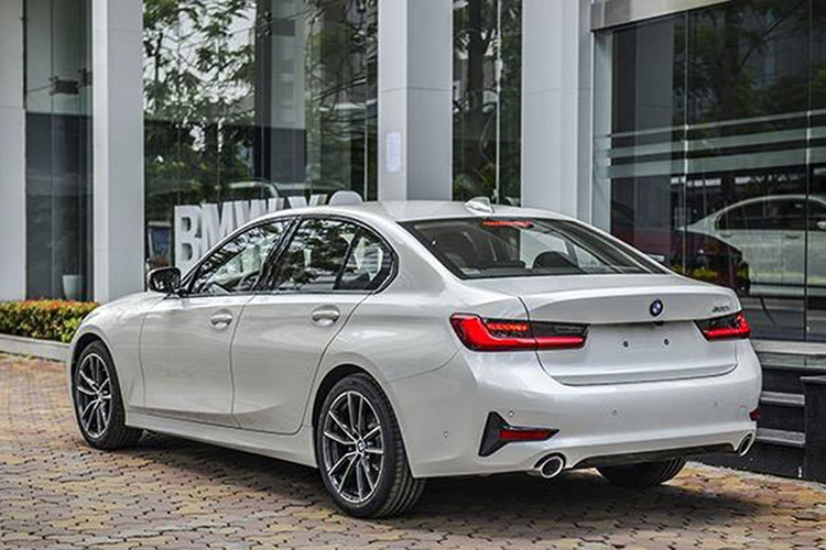 Động cơ sử dụng trên BMW 330i M Sport đem tới những trải nghiệm lái mạnh mẽ, phấn khích hơn với công suất cực đại 258 mã lực tại dải vòng tua 5.000 – 6.500 vòng/phút với mô-men xoắn cực đại đạt 400 Nm tại dải vòng tua 1.550 – 4.400 vòng/phút.