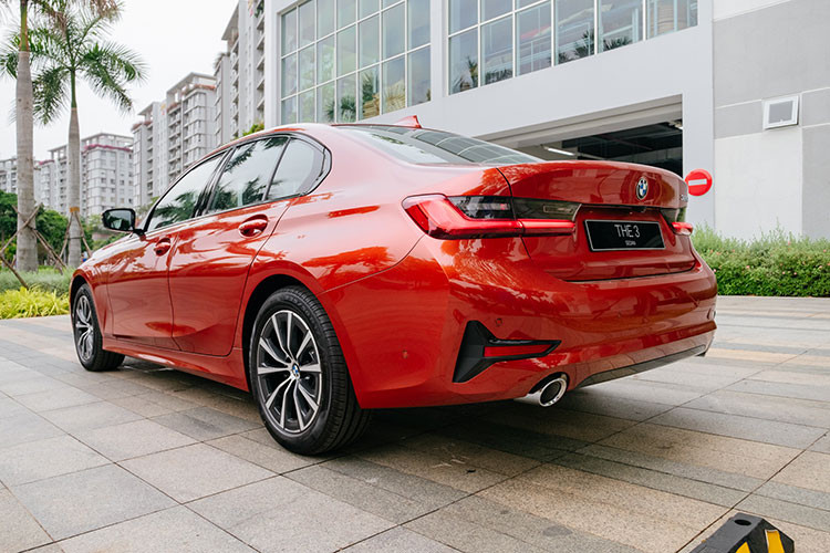 BMW 3-Series cũng được trang bị tốt hơn đối thủ đồng hương, ngay từ bản 320i Sport Line tiêu chuẩn đều được BMW Việt Nam trau chuốt khá kỹ lưỡng với loạt option cao cấp như mâm xe từ 17 - 18 inch, hệ thống đèn pha Full-LED