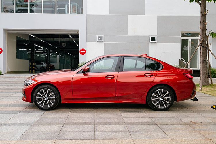 Hiện tại, dù giảm giá bán nhưng BMW 3-Series vẫn cao hơn so với đối thủ Mercedes-Benz C-Class. Tuy nhiên BMW 3-Series tại Việt Nam có thế mạnh hơn nhờ được nhập khẩu nguyên chiếc từ châu Âu thay vì lắp ráp trong nước như C-Class.