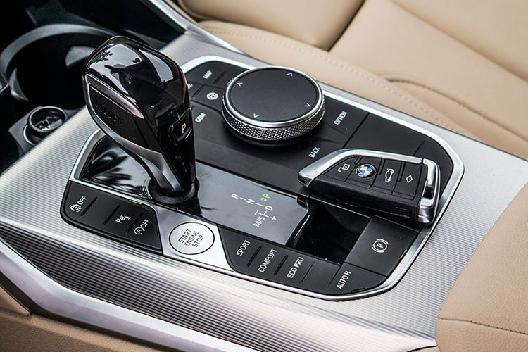 Tất cả các phiên bản BMW Series 3 mới tại Việt Nam đều sử dụng động cơ 2.0 lít, 4 xi-lanh với công nghệ BMW TwinPower Turbo mới nhất. Phiên bản động cơ trên BMW 320i Sport Line và 320i Sport Line Plus sản sinh công suất cực đại 184 mã lực và mô-men xoắn cực đại 300 Nm.