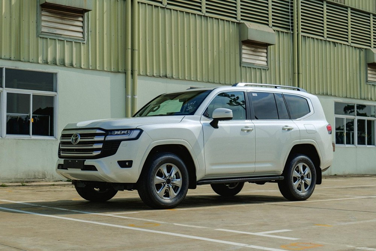 Muon tau Toyota Land Cruiser 2022 som, phai chi nua ty tien 