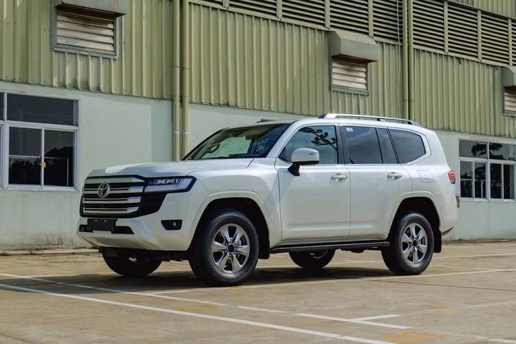 Muon tau Toyota Land Cruiser 2022 som, phai chi nua ty tien 