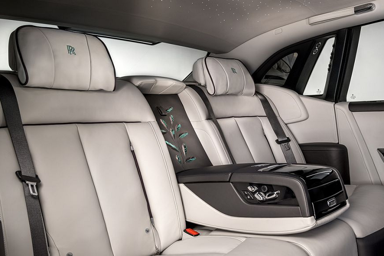  3. Phantom "Iridescent Opulence" Rolls-Royce Phantom đặc biệt "Iridescent Opulence" được nhà sản xuất lấy cảm hứng từ thiên nhiên bất tận. Bên trong khoang cabin, phiên bản này được trang bị tới hơn 3.000 chiếc lông đuôi ngũ sắc và khâu hoàn toàn thủ công trên vải có lỗ rỗng cùng tạo hình đặc biệt.