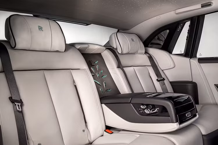  3. Phantom "Iridescent Opulence" Rolls-Royce Phantom đặc biệt "Iridescent Opulence" được nhà sản xuất lấy cảm hứng từ thiên nhiên bất tận. Bên trong khoang cabin, phiên bản này được trang bị tới hơn 3.000 chiếc lông đuôi ngũ sắc và khâu hoàn toàn thủ công trên vải có lỗ rỗng cùng tạo hình đặc biệt.