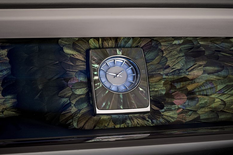 Bên cạnh đó, các đường thêu nổi trên phần tay vịn ở hàng ghế sau và chiếc bàn di động khảm bạc cũng là một trong những chi tiết thú vị của phiên bản "Iridescent Opulence"