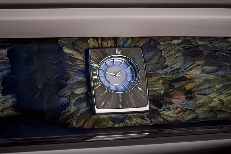 Bên cạnh đó, các đường thêu nổi trên phần tay vịn ở hàng ghế sau và chiếc bàn di động khảm bạc cũng là một trong những chi tiết thú vị của phiên bản "Iridescent Opulence"