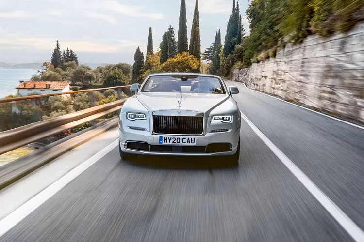  9. Dawn Silver Bullet Collection Trên phiên bản Dawn Silver Bullet Collection, điểm nhấn đặc biệt chính là tấm ốp kim loại mang tính khí động học Aero Cowling độc đáo. Phiên bản này được sản xuất giới hạn chỉ 50 chiếc trên toàn cầu và riêng tấm chắn Aero Cowling được xem như đại diện cho cái tên là hình bóng Silver Bullet. Điều này biểu thị cho mục đích hướng tới trải nghiệm lái tốc độ và khoẻ khoắn của chiếc Rolls-Royce Dawn.