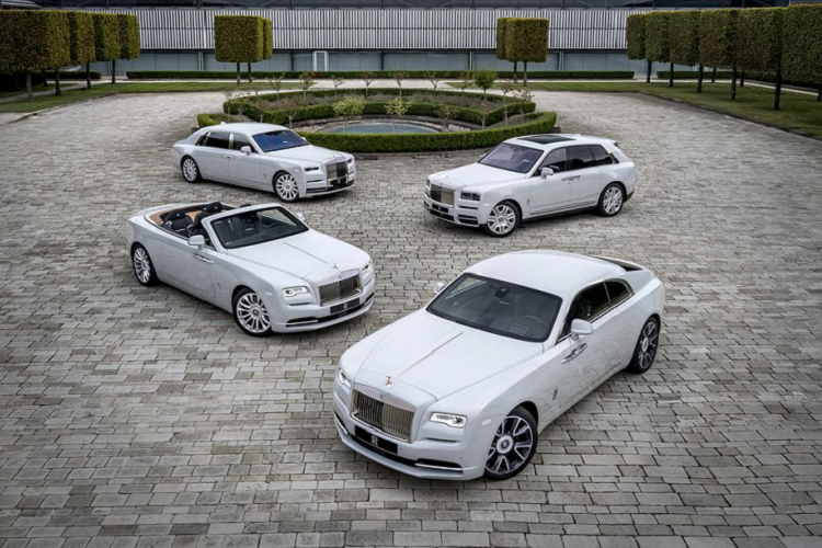  7. Dusk in Tokyo Đúng như tên gọi, phiên bản Dusk in Tokyo được sinh ra dành tặng cho các đại gia xứ Mặt trời mọc. Phiên bản này xuất hiện trên 4 mẫu xe gồm Phantom, Wraith, Dawn và Cullinan. Ở phía bên ngooài, các mẫu xe thuộc phiên bản Dusk in Tokyo sở hữu nước sơn màu trắng khúc xạ vô cùng tinh tế. Ngược lại, khoang cabin của xe lại được bọc da toàn bộ là màu đen cùng một vài chi tiết màu vàng hồng quyến rũ.