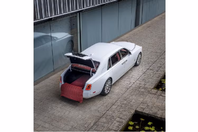  10. Cullinan "Spirit of Russia" Collection Sẽ thật thiếu sót nếu không nhắc tới phiên bản Cullinan "Spirit of Russia" Collection được Rolls-Royce thiết kế riêng cho giới tài phiệt nước Nga. Phiên bản này được phát triển dựa trên nguồn cảm hứng từ 4 dãy núi huyền thoại của xứ Bạch Dương, bao gồm "Golden Mountains", "Klyuchevskaya Sopka", "Krasnaya Polyana" và "Elbrus".