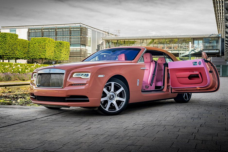  8. Hong Kong Dawn in Dusty Coral Nếu như các phiên bản đặc biệt của Rolls-Royce trong năm 2020 đều do hãng này sáng tạo thì riêng phiên bản Hong Kong Dawn in Dusty Coral, nguồn cảm hứng chế tác lại tới từ một khách hàng cá nhân ở Hồng Kông, Trung Quốc. Chiếc xe này mang nước sơn ngoại thất màu cam đất cùng màu nội thất hồng phấn Blushing Pink kết hợp chi tiết màu đỏ Mugello Red. Và bởi do một đại gia đặt hàng cho nên, phiên bản Hong Kong Dawn in Dusty Coral cũng chỉ được sản xuất duy nhất 1 chiếc trên thế giới.