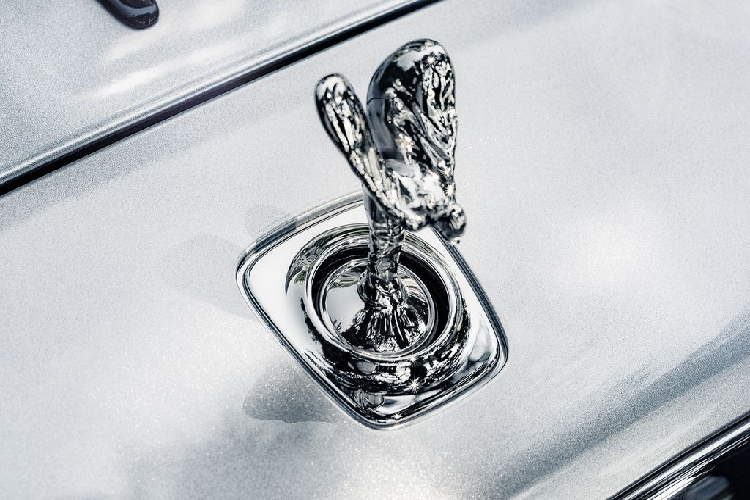 Năm 2020, cả thế giới chứng kiến sự suy giảm về kinh tế trầm trọng do ảnh hưởng của đại dịch Covid-19. Tuy nhiên, bên cạnh những khó khăn đó, ngành xe vẫn ghi nhận một số trường hợp "vượt vũ môn" thành công. Điển hình là bộ phận cá nhân hoá Bespoke của hãng xe siêu sang Rolls-Royce khi cho ra đời tới 13 phiên bản giới hạn trong năm vừa qua. Đây là một kỷ lục mà ít có thương hiệu nào làm được.