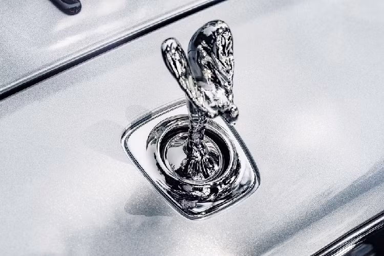 Năm 2020, cả thế giới chứng kiến sự suy giảm về kinh tế trầm trọng do ảnh hưởng của đại dịch Covid-19. Tuy nhiên, bên cạnh những khó khăn đó, ngành xe vẫn ghi nhận một số trường hợp "vượt vũ môn" thành công. Điển hình là bộ phận cá nhân hoá Bespoke của hãng xe siêu sang Rolls-Royce khi cho ra đời tới 13 phiên bản giới hạn trong năm vừa qua. Đây là một kỷ lục mà ít có thương hiệu nào làm được.