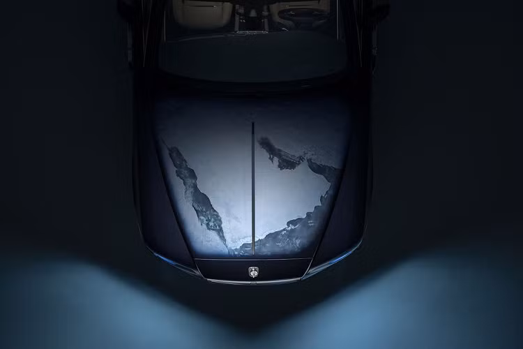 Theo Rolls-Royce, cảm hứng chế tác lên phiên bản Wraith "Inspired by Earth" được lấy từ hình ảnh khu vực Trung Đông khi nhìn từ vũ trụ bao la rộng lớn. Bên cạnh đó, các kỹ sư của thương hiệu xe siêu sang Anh Quốc cũng lồng ghép một cách đầy tinh tế không gian hệ mặt trời với các vì sao lên phiên bản này.