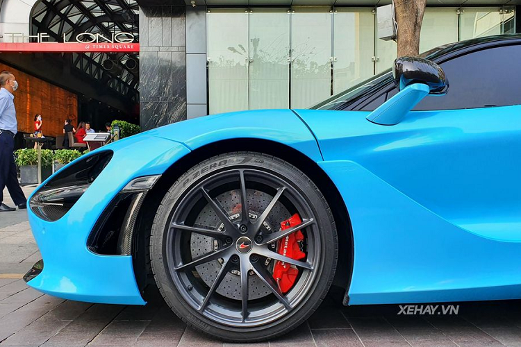 So với chính người tiền nhiệm 650s, sự thực dụng của 720s cũng trội hơn hẳn. McLaren 720s có khung MonoCage 2 vừa nhẹ hơn, vừa có các trụ A, B C mỏng hơn, bậu cửa nhỏ hơn so với 650s. Điều đó khiến việc ra, vào xe dễ dàng hơn và tầm nhìn cho người lái cũng thoáng hơn.