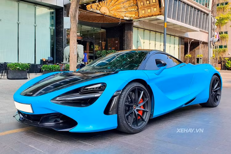 Tất cả quá trình này được thực hiện bằng phương pháp dán đề-can đổi màu. Nhìn chung, "bộ cánh" mới của chiếc chiếc siêu xe McLaren 720S tại TP HCM này không chỉ mang vẻ đẹp về thẩm mỹ mà còn giúp tôn lên từng đường cong mềm mại đầy tính khí động học của xe