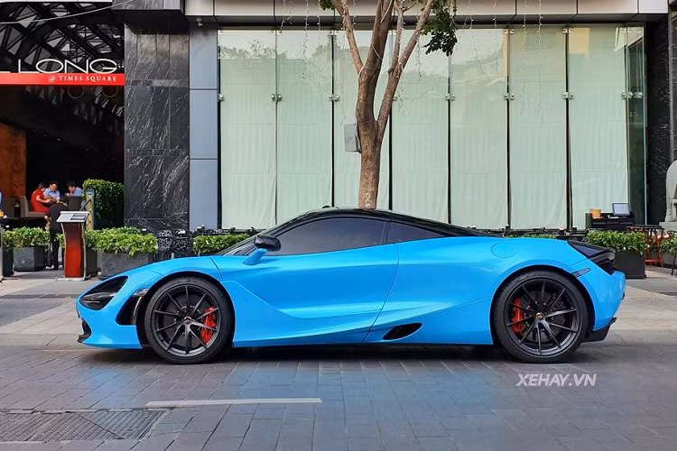 Thân xe của McLaren 720S được tạo thành bởi rất nhiều bộ phận làm từ sợi carbon như bộ chia gió trước, hốc đèn, ốp gương, mui xe, bộ khuếch tán hầm hố phía sau... Kết hợp cùng khung gầm carbon Monocoque II, giúp thân xe cứng và nhẹ hơn 18 kg so với khung Monocoque I trên 650S. Thêm vào đó, mẫu xe 720S chỉ nặng có 1.283 kg, tức nhẹ hơn nhiều so với Lamborghini Huracan, Ferrari 488 GTB hay Porsche 911 Turbo.