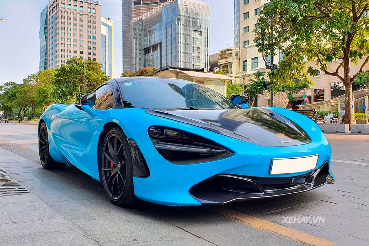  Siêu xe McLaren 720S hay 720S Spider là những mẫu xe đã quá quen mặt với dân nghiền xe tại Việt Nam. Với vẻ đẹp cuốn hút đầy tính khí động học và khả năng vận hành đỉnh cao, McLaren 720S đã chinh phục không biết bao đại gia trên khắp thế giới. Đối với siêu phẩm McLaren 720S trong bài viết, chiếc xe này mới được chủ nhân tân trang "bộ cánh" màu xanh da trời kết hợp cùng một số chi tiết như nắp ca-pô hay mui xe có màu đen tương phản.