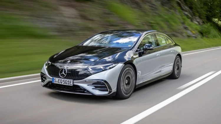 Trieu hoi Mercedes-Benz S-Class va EQS vi man hinh qua hien dai