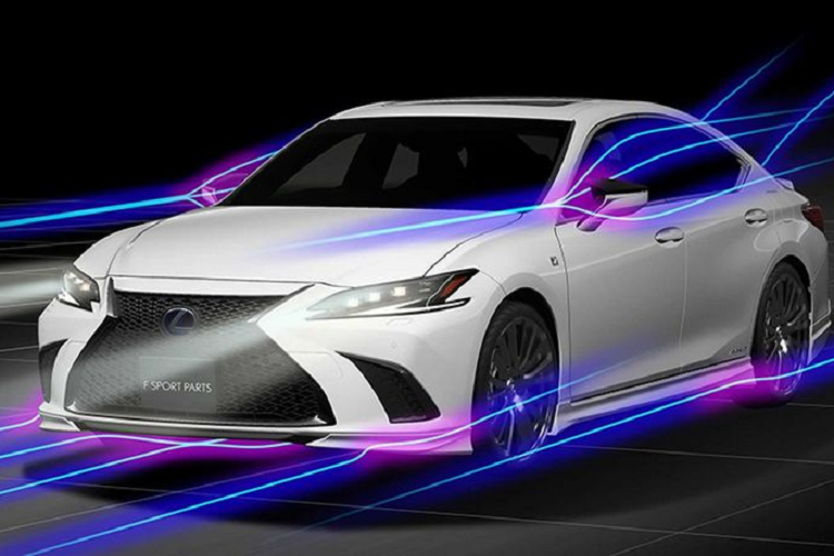 Lexus ES 2022 bản nâng cấp mới nhất đã được giới thiệu vào tháng 4 năm nay, xe có lưới tản nhiệt trục chính tinh chỉnh với những họa tiết chữ L ngược tỏa ra rất thú vị, đèn pha LED nâng cấp và dải đèn ngày LED sắc nét hơn.