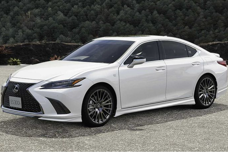 Về cơ bản, Lexus ES 2022 mới nhận được một bodykit nhẹ nhàng từ TRD, bao gồm cánh gió trước mới, ốp sườn tinh chỉnh, bộ khuếch tán thể thao, ốp gương chiếu hậu khí động học hơn và các tùy chọn mâm xe thiết kế mới kích thước 19 hoặc 20 inch.