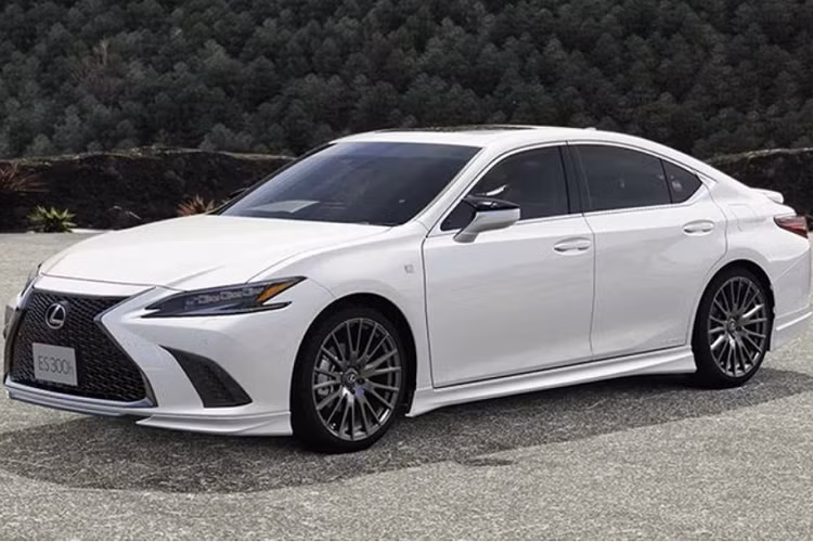 Về cơ bản, Lexus ES 2022 mới nhận được một bodykit nhẹ nhàng từ TRD, bao gồm cánh gió trước mới, ốp sườn tinh chỉnh, bộ khuếch tán thể thao, ốp gương chiếu hậu khí động học hơn và các tùy chọn mâm xe thiết kế mới kích thước 19 hoặc 20 inch.