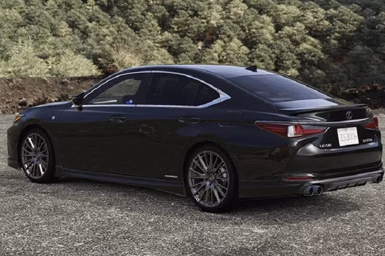 Ngoài ra, để cải thiện độ ổn định, chủ sở hữu của Lexus ES có thể đặt mua thêm nẹp dưới gầm từ TRD, cũng như một cặp giảm thanh thể thao ở phía sau nếu muốn.