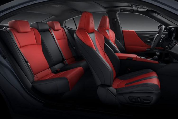 Lexus ES 2022 cũng đạt tiêu chuẩn với gói công nghệ an toàn Lexus Safety System+ 2.5 mới nhất, bao gồm hệ thống tránh va chạm trước cải tiến có radar sóng milimet để tăng phạm vi phản hồi, hỗ trợ chuyển hướng và hỗ trợ lái khẩn cấp mới.