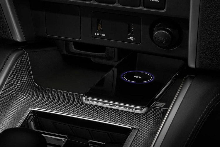 Sức mạnh được truyền tới cầu sau thông qua hộp số sàn 6 cấp hoặc hộp số tự động 6 cấp. Ngoài ra, động cơ còn kết hợp với hệ thống tự động ngắt động cơ tạm thời giúp tiết kiệm nhiên liệu hơn.