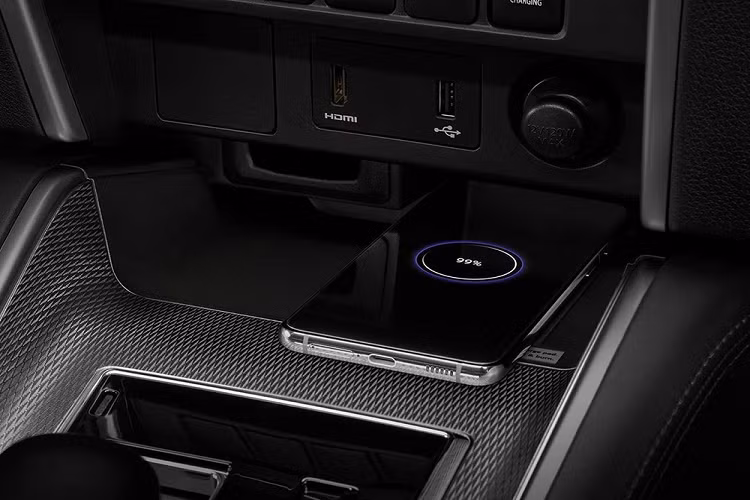 Sức mạnh được truyền tới cầu sau thông qua hộp số sàn 6 cấp hoặc hộp số tự động 6 cấp. Ngoài ra, động cơ còn kết hợp với hệ thống tự động ngắt động cơ tạm thời giúp tiết kiệm nhiên liệu hơn.