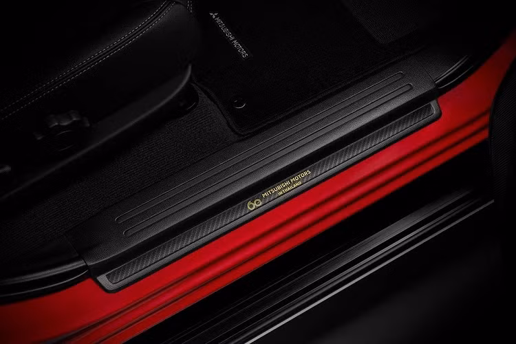 Vốn được phát triển dựa trên bản Double Cab Plus GT 4×2 hiện đang bán tại thị trường Thái Lan. Do đó, phiên bản đặc biệt này cũng có những trang bị như hệ thống đèn pha bi-LED, đèn hậu LED, mở cửa không cần chìa khóa, nút bấm khởi động máy, điều hòa tự động, nội thất bọc da, màn hình thông tin giải trí dạng cảm ứng 7 inch, hỗ trợ kết nối với điện thoại thông minh qua Apple CarPlay/Android Auto, camera 360 độ, 2 túi khí và hệ thống cân bằng điện tử.