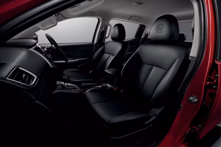 Bên trong xe, Mitsubishi Triton Passion Red Edition được trang bị ghế bọc da với tựa đầu ghế dập logo “60 Years 1961-2021” và ốp bậc cửa giả sợi carbon. Trên ốp bậc cửa còn có dòng chữ "60 Mitsubishi Motors in Thailand" màu vàng. Thêm vào đó là sạc điện thoại thông minh không dây chuẩn Qi và bao chìa khóa mới.