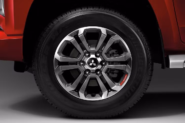 Đúng như tên gọi, mẫu xe bán tải Mitsubishi Triton Passion Red Edition 2021 được sơn ngoại thất màu đỏ Solid Red dành riêng cho mẫu xe này. Thêm vào đó là logo “60 Years 1961-2021” trên cửa trước và bộ vành hợp kim 18 inch với thiết kế 6 chấu kép. Trên vô lăng có điểm nhấn màu đỏ với dòng chữ "Passion Red" như dấu hiệu nhận biết cho phiên bản đặc biệt.