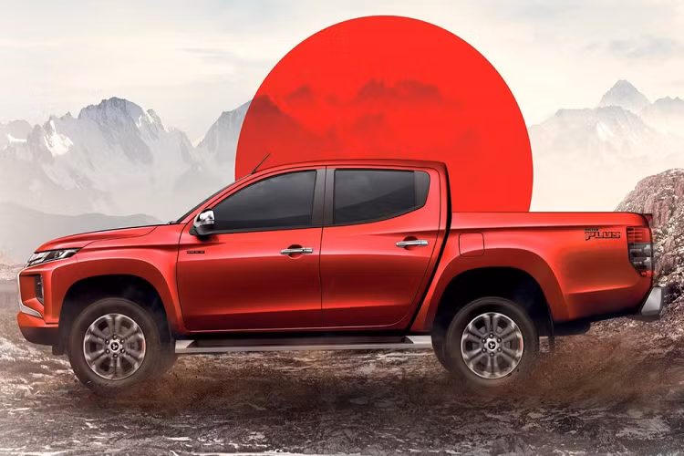 Tại thị trường Thái Lan, giá xe Mitsubishi Triton Passion Red Edition 2021 có mức bán ra khởi điểm từ 890.000 Baht (606 triệu đồng) cho bản số sàn và 940.000 Baht (640 triệu đồng) cho bản số tự động.
