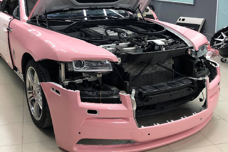 Động cơ kết hợp với hộp số tự động ZF 8 cấp cùng hệ dẫn động cầu sau, nhờ đó, chiếc Coupe siêu sang Rolls-Royce Wraith màu hồng chỉ mất thời gian 4,6 giây là có thể tăng tốc lên 100 km/h từ vị trí xuất phát trước khi đạt tốc độ tối đa 250 km/h.