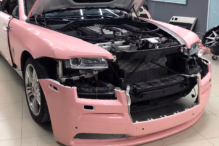 Động cơ kết hợp với hộp số tự động ZF 8 cấp cùng hệ dẫn động cầu sau, nhờ đó, chiếc Coupe siêu sang Rolls-Royce Wraith màu hồng chỉ mất thời gian 4,6 giây là có thể tăng tốc lên 100 km/h từ vị trí xuất phát trước khi đạt tốc độ tối đa 250 km/h.