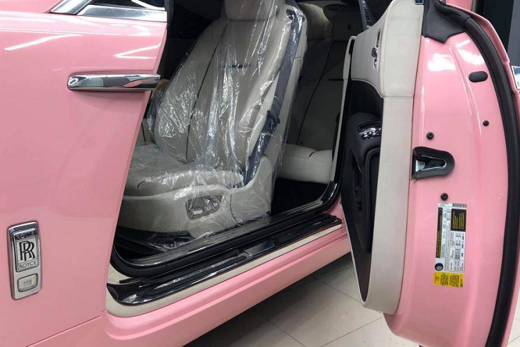 Thông tin xoay quanh bà Nguyễn Phương Hằng không chỉ có dàn xe đắt tiền, khối tài sản chục nghìn tỷ đồng quỹ từ thiện Hằng Hữu nổi tiếng mà còn bởi các cuộc đấu tố với giới nghệ sĩ.