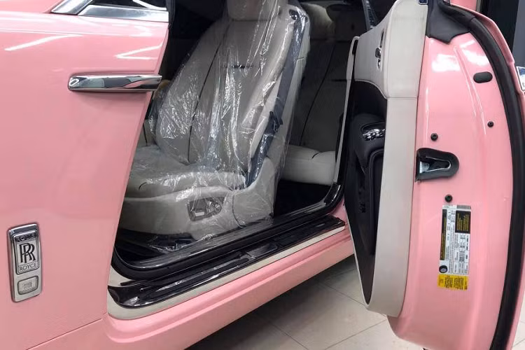 Thông tin xoay quanh bà Nguyễn Phương Hằng không chỉ có dàn xe đắt tiền, khối tài sản chục nghìn tỷ đồng quỹ từ thiện Hằng Hữu nổi tiếng mà còn bởi các cuộc đấu tố với giới nghệ sĩ.