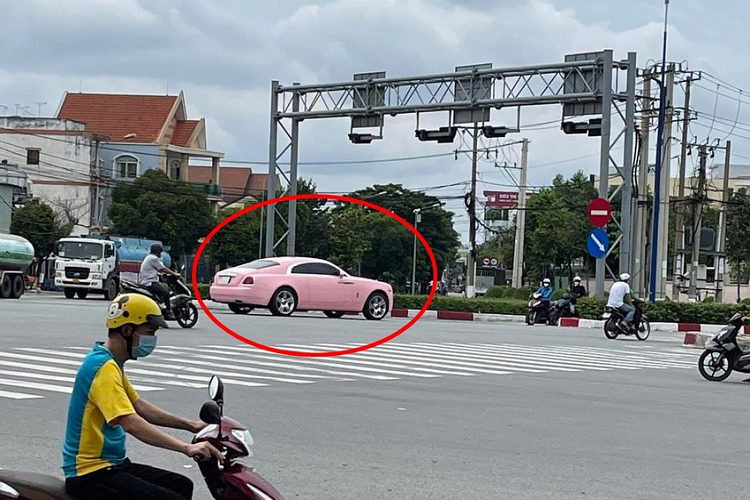 Thú vị hơn là trưa cùng ngày, dân mạng còn phát hiện ra nữ doanh nhân này đã di chuyển trên chiếc xe Rolls-Royce Wraith tới một số địa điểm trước khi có buổi live stream tới cộng đồng mạng. Trong đó, hình ảnh chiếc xe Rolls-Royce Wraith của bà Phương Hằng chạy trên đại lộ Bình Dương đã thu hút sự quan tâm của cộng đồng mạng.