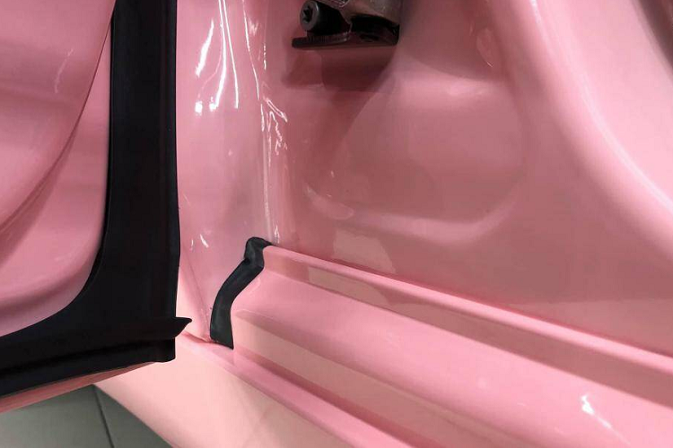 Giá xe Rolls-Royce Wraith vào thời điểm mới về Việt Nam khoảng 3o tỷ đồng, giá xe cũ trên thị trường hiện khoảng hơn 10 tỷ. Xe sử dụng khối động cơ V12, dung tích 6.6 lít, sản sinh công suất tối đa 623 mã lực và mô-men xoắn cực đại đạt 800 Nm.