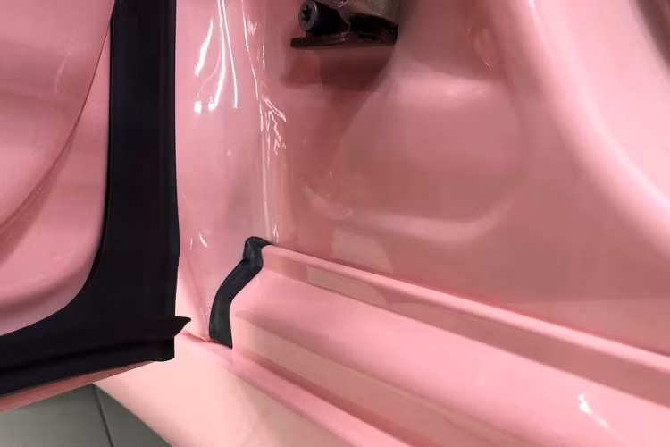 Giá xe Rolls-Royce Wraith vào thời điểm mới về Việt Nam khoảng 3o tỷ đồng, giá xe cũ trên thị trường hiện khoảng hơn 10 tỷ. Xe sử dụng khối động cơ V12, dung tích 6.6 lít, sản sinh công suất tối đa 623 mã lực và mô-men xoắn cực đại đạt 800 Nm.