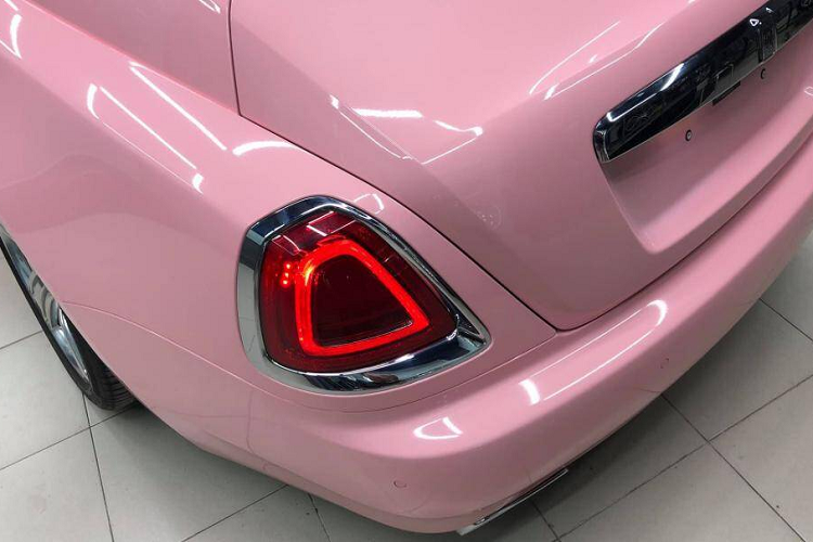 Ngoài chiếc xe Wraith ra, bà Nguyễn Phương Hằng còn cùng chồng từng sở hữu hai chiếc xe Rolls-Royce khác bao gồm mẫu xe Phantom thế hệ thứ 7 và chiếc xe siêu sang Rolls-Royce Ghost Series II từng dán bộ áo cam rất nổi bật. Nữ doanh nhân của Bình Dương cũng sở hữu 2 chiếc xe siêu sang của Bentley bao gồm 1 chiếc xe mui trần phiên bản Continnetal GTC và Mulsanne 2018.