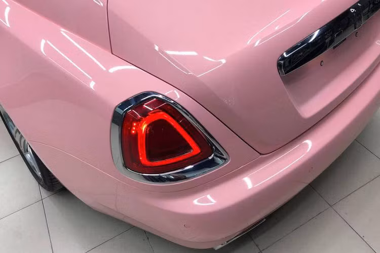 Ngoài chiếc xe Wraith ra, bà Nguyễn Phương Hằng còn cùng chồng từng sở hữu hai chiếc xe Rolls-Royce khác bao gồm mẫu xe Phantom thế hệ thứ 7 và chiếc xe siêu sang Rolls-Royce Ghost Series II từng dán bộ áo cam rất nổi bật. Nữ doanh nhân của Bình Dương cũng sở hữu 2 chiếc xe siêu sang của Bentley bao gồm 1 chiếc xe mui trần phiên bản Continnetal GTC và Mulsanne 2018.