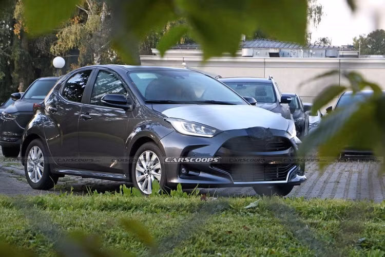 Phát triển Mazda2 thế hệ mới dựa trên Yaris có vẻ như cũng là một trong những dự án kết hợp giữa Mazda và Toyota. Hình ảnh chụp Mazda2 2023 mới trên đường thử mới đây đã phần nào chứng minh điều đó